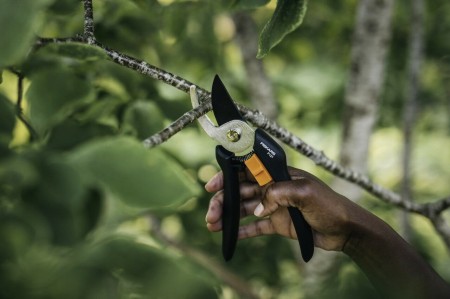 FISKARS-Solid-P121-na-tle